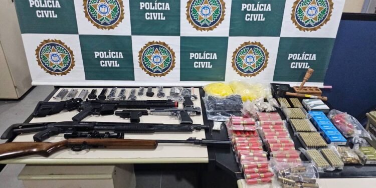 Deam apreende um rifle, uma espingarda e mais de mil munições em Angra dos Reis