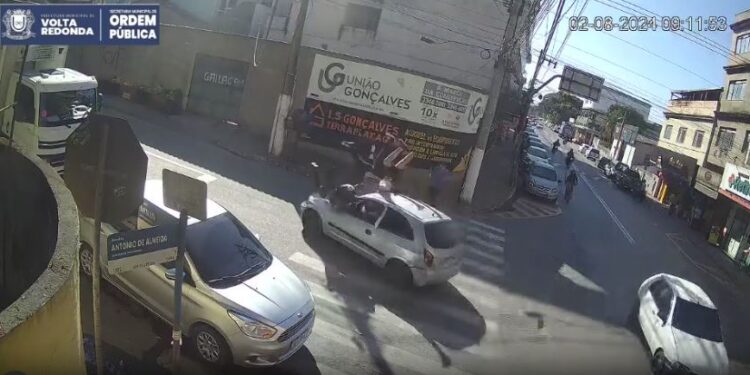 Câmeras flagram atropelamento grave no Retiro, em Volta Redonda