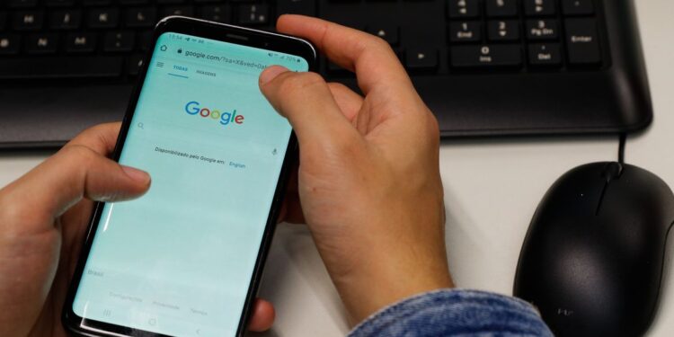 Pesquisa aponta que seis em cada 10 escolas têm regras para uso do celular