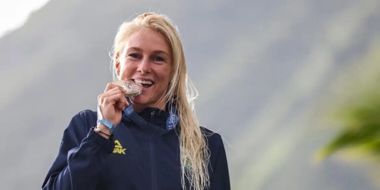 Tati Weston-Webb fica com prata no surfe feminino