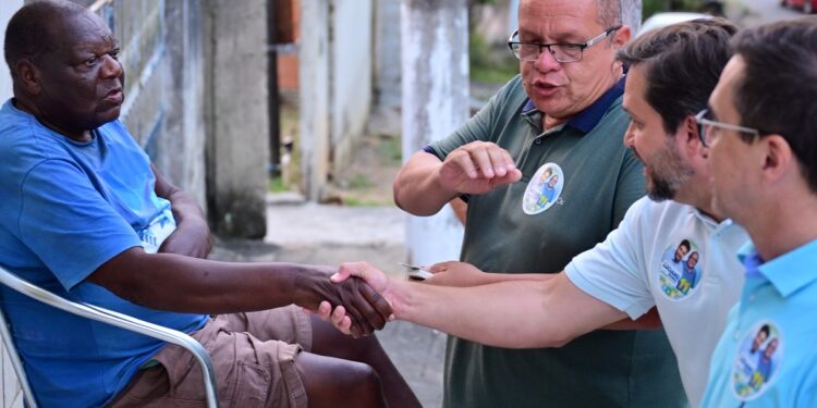 Candidato a prefeito Luciano Muniz percorre o bairro Palmeiras, em Pinheiral