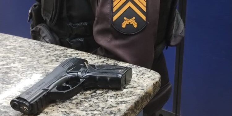 Homem é detido por violência psicológica contra irmã em Barra Mansa