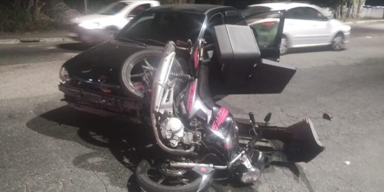 Mulher fica ferida em colisão entre moto e carro no Barbará, em Barra Mansa