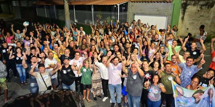 Luciano Muniz defende mudança com responsabilidade durante caminhada no Três Poços, em Pinheiral