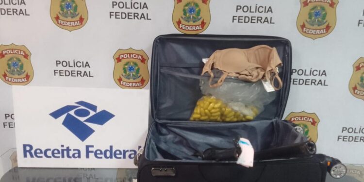 Mulher é presa por esconder cocaína nas hastes da mala e em partes do corpo no aeroporto do Rio