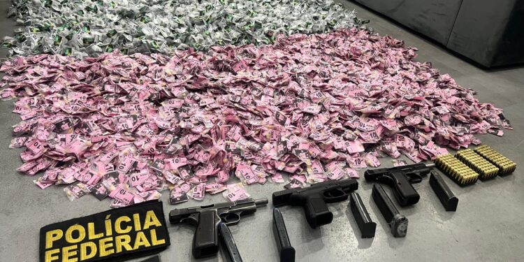 Homem é preso com 11 kg de skunk, 3 kg de crack e três pistolas na Região dos Lagos