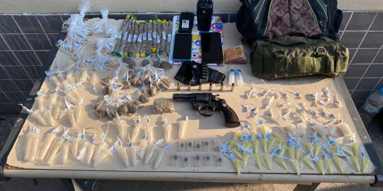 Dupla é presa com arma e grande quantidade de drogas em Volta Redonda