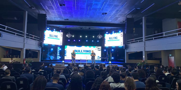 Estudantes de Volta Redonda passam por palestra de conscientização sobre bullying