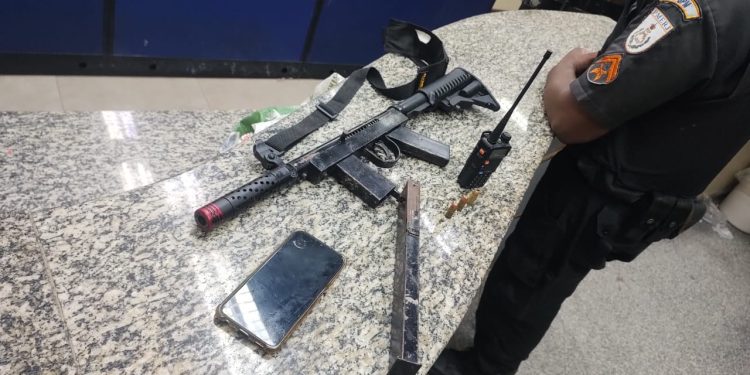 Homem acusado de ameaçar mãe e irmã é preso com submetralhadora artesanal em Barra Mansa