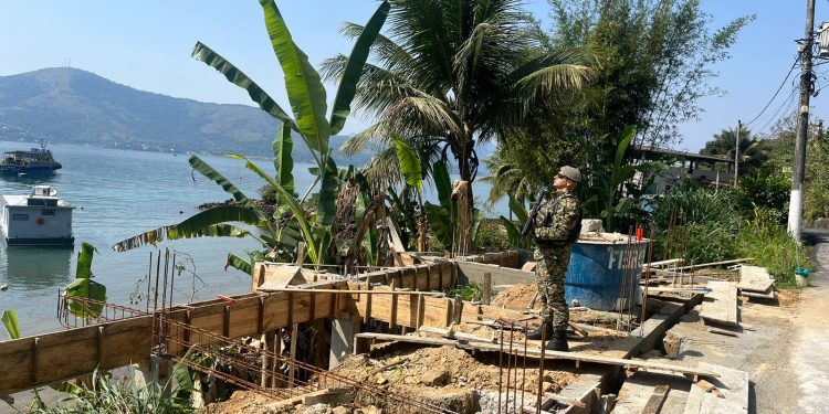 Polícia Ambiental flagra construção irregular às margens da Praia do Machado, em Angra dos Reis