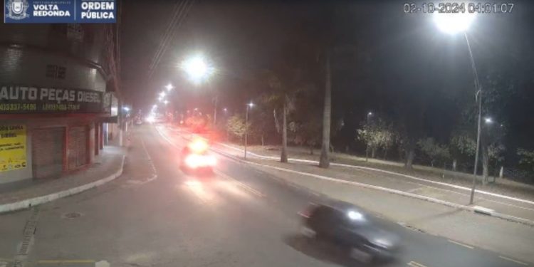 Vídeo: Câmeras da Ordem Pública flagram cerco policial e auxiliam na prisão de suspeitos em Volta Redonda