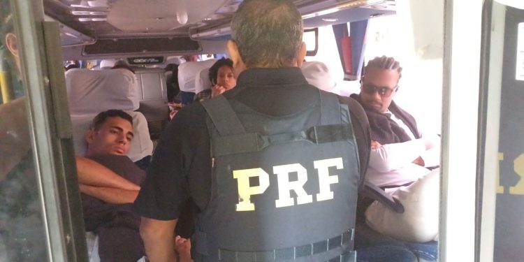 PRF realiza palestras para passageiros sobre importunação sexual no transporte coletivo