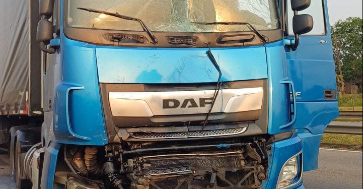 Homem fica ferido em colisão entre ônibus e carreta na Dutra