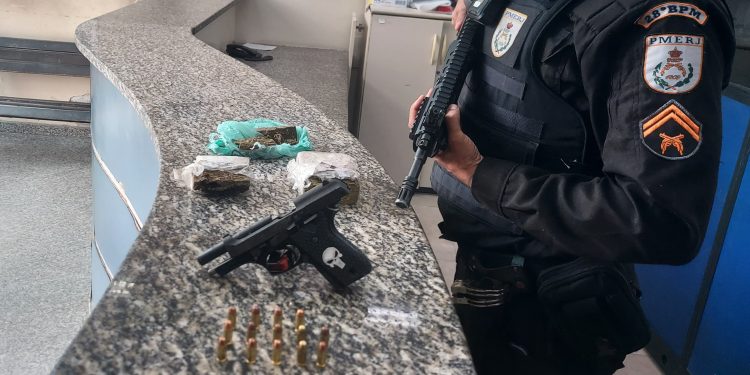 Homem é preso com arma, munição e droga em Barra Mansa