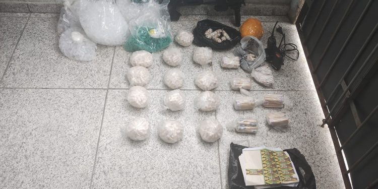 Homem é preso com mais de mil pinos de cocaína em Porto Real