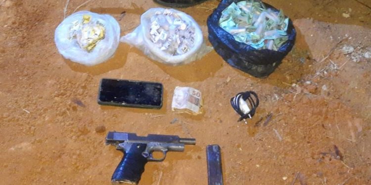 Polícia Militar apreende arma e drogas em Barra Mansa