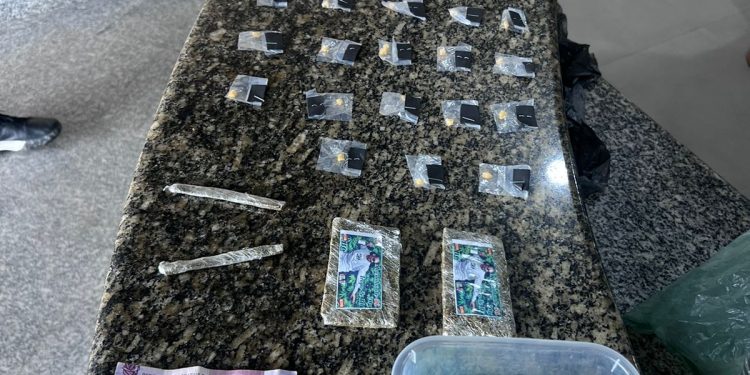 Dois traficantes são presos nas Casinhas do Bracuí, em Angra