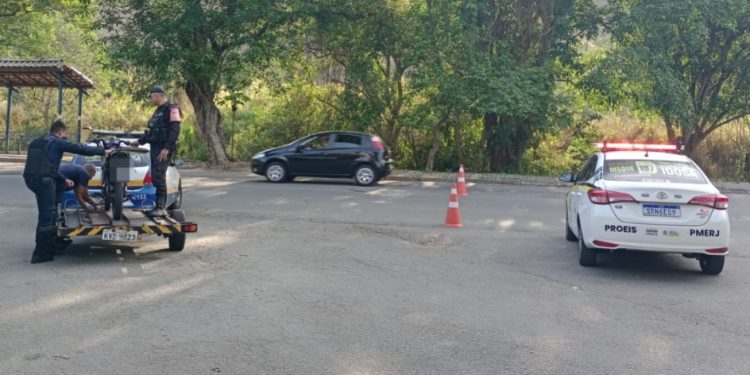 Jovem é flagrado sem CNH e com moto adulterada em Volta Redonda