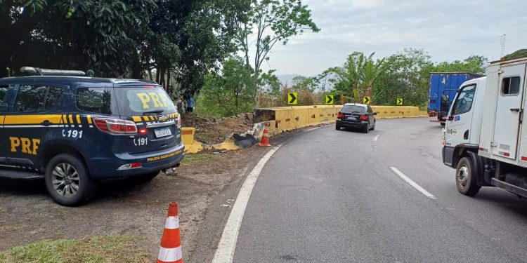 Dutra: Carreta bi-trem carregada de carvão sai da pista e despenca em ribanceira na Serra das Araras