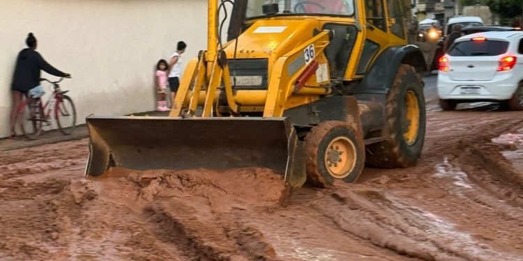 Prefeitura de Volta Redonda atua para limpar e reparar estragos após forte chuva