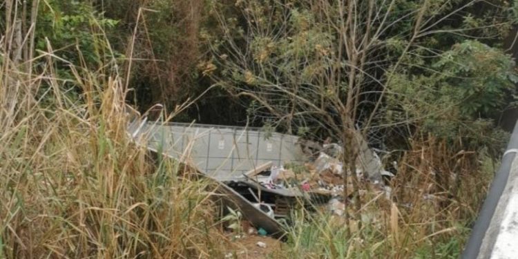 Duas pessoas ficam feridas após caminhão cair de ribanceira na Serra das Araras
