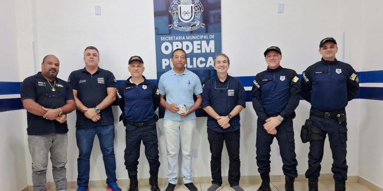 Ordem Pública de Volta Redonda homenageia guarda municipal por mais de 30 anos de serviço à corporação