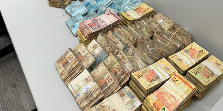 Mulher é presa com cerca de R$ 300 mil na Rodoviária de Nova Iguaçu