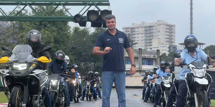 Funcionários do Saae de Volta Redonda passam por capacitação de pilotagem segura de motos