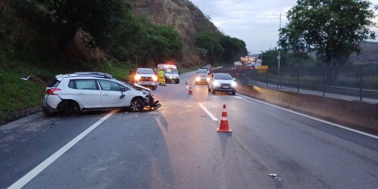 Quatro pessoas ficam feridas em capotamento na Dutra