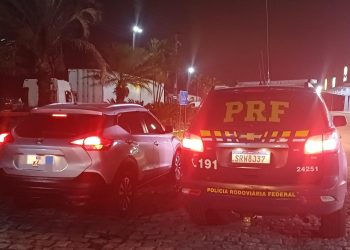 Veículo roubado é recuperado pela PRF na Dutra, em Resende