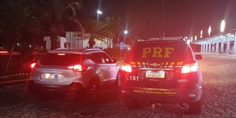 Veículo roubado é recuperado pela PRF na Dutra, em Resende