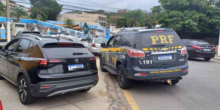 PRF prende homem com veículo roubado na Dutra, em Barra Mansa