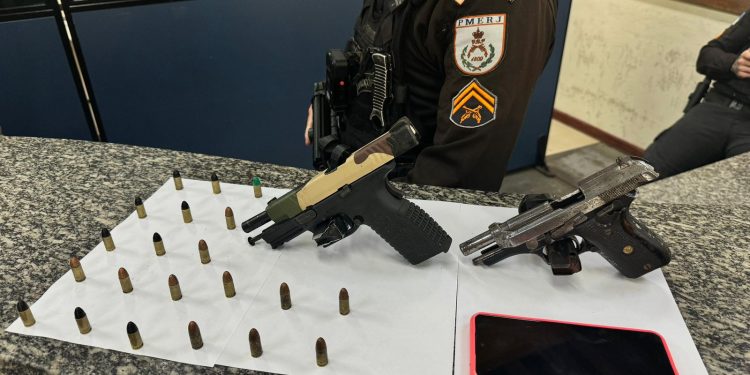 Homem é preso com duas pistolas e munições em Barra do Piraí