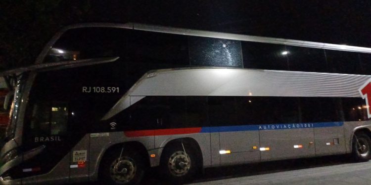 Ônibus é atingido por tiro na Rodovia Presidente Dutra, em Itatiaia