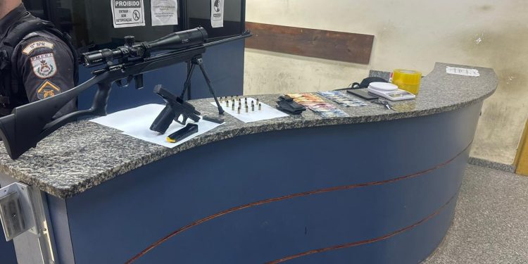 Suspeito de roubo é preso com armas e munições em Barra do Piraí
