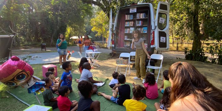 ‘Biblioteca Sobre Rodas’ atende sete mil pessoas em Volta Redonda