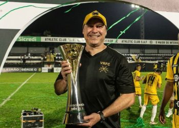 Voltaço renova com Rogério Corrêa para 2025