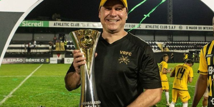 Voltaço renova com Rogério Corrêa para 2025