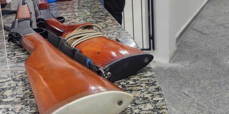 Homem é preso em posse de duas espingardas e grande quantidade de munição em Resende