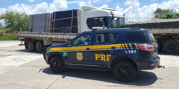 PRF flagra excesso de peso e evasão de balança na Via Dutra
