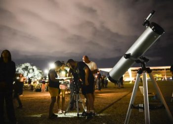 Cometa passará perto da Terra e poderá ser visto no Brasil