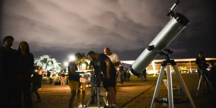Cometa passará perto da Terra e poderá ser visto no Brasil