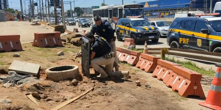 PRF destrói granada encontrada em bueiro na Rodovia Presidente Dutra