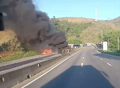 Carreta tomba e pega fogo na Dutra, em Piraí
