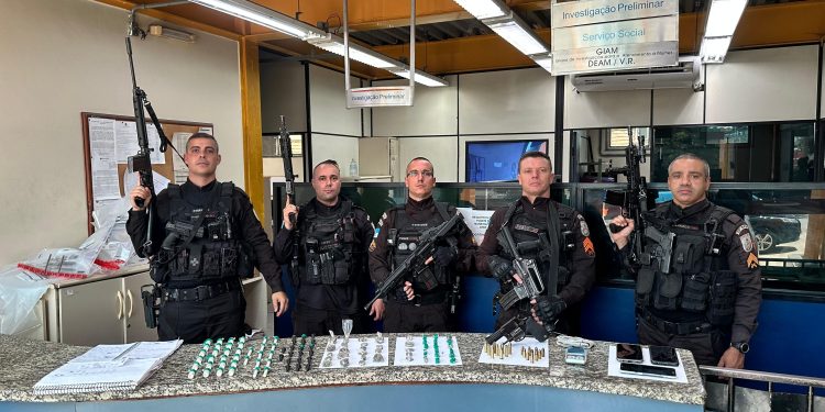 Polícia apreende drogas e arma de fogo em operação contra o tráfico em Barra Mansa