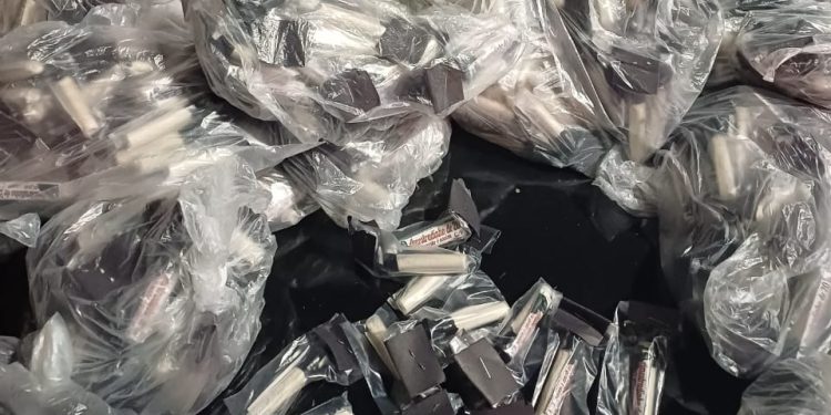 Dupla é presa com 400 pinos de cocaína em Angra dos Reis