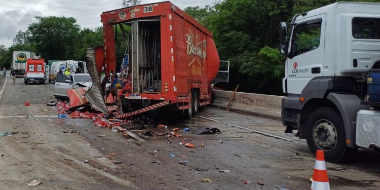 Acidente envolvendo oito veículos deixa dois feridos na Via Dutra, em Barra Mansa