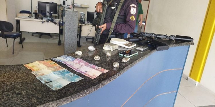 Homem é detido com drogas e réplicas de fuzil em Valença