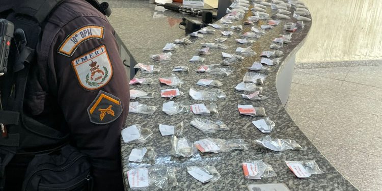 Jovem é presa por tráfico de drogas em operação na Grota do Neném, em Barra do Piraí