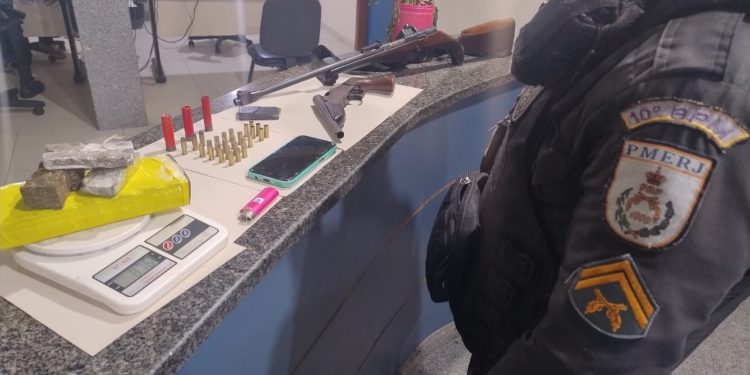 Polícia Militar realiza apreensão de armas e drogas em operação em Valença